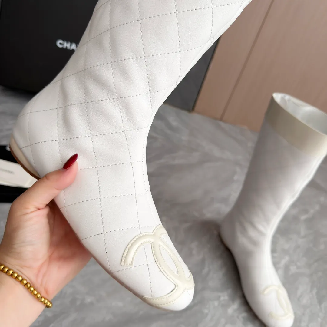👟👟Ex-factory price 1040👟👟 High version of Chanel CHANEL, 🌞🌞🌞The latest boots from Xiaoxiang 2025 autumn and winter counter, a must-have item for this autumn and winter! ! Ms. Chanel loves simple yet irresistible combinations to show her unique style. Mix and match freely to shine⚡Follow Grandma’s fashion steps! ! ! The top-notch craftsmanship and texture are perfectly presented. No matter any details, you can compare them with the counters. The best quality products can be entered and exited from the counters at will! ! ❶Material: imported cowhide ❷Inner lining: sheepskin lining ❸Feet: sheepskin lining ❹Outsole: original molded sole ❺Heel height: 2 cm ❻Boot shaft height: 13 inches ❼Number: 35-40 (40 and 41 are customized and cannot be returned)
